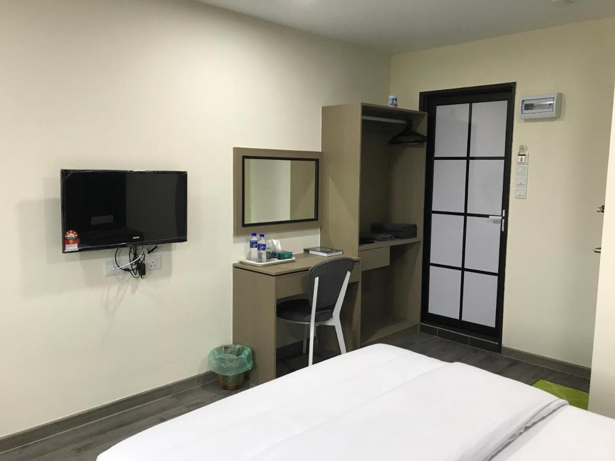 Oyo 90506 Z Stay Inn Hotel Simpang Renggam Buitenkant foto