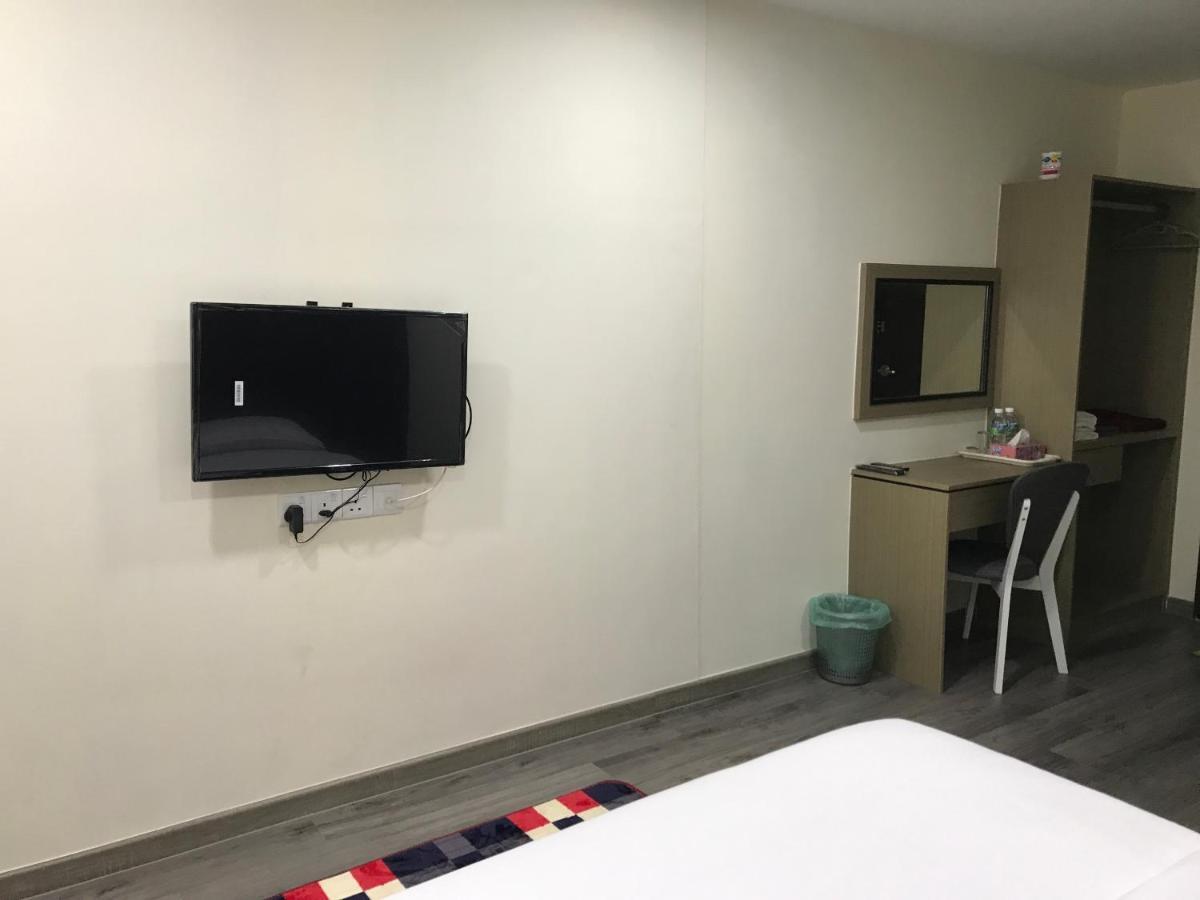 Oyo 90506 Z Stay Inn Hotel Simpang Renggam Buitenkant foto