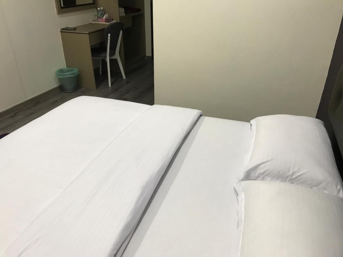 Oyo 90506 Z Stay Inn Hotel Simpang Renggam Buitenkant foto