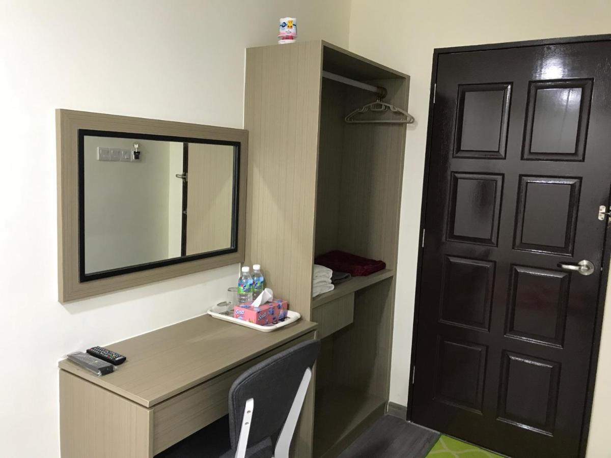 Oyo 90506 Z Stay Inn Hotel Simpang Renggam Buitenkant foto